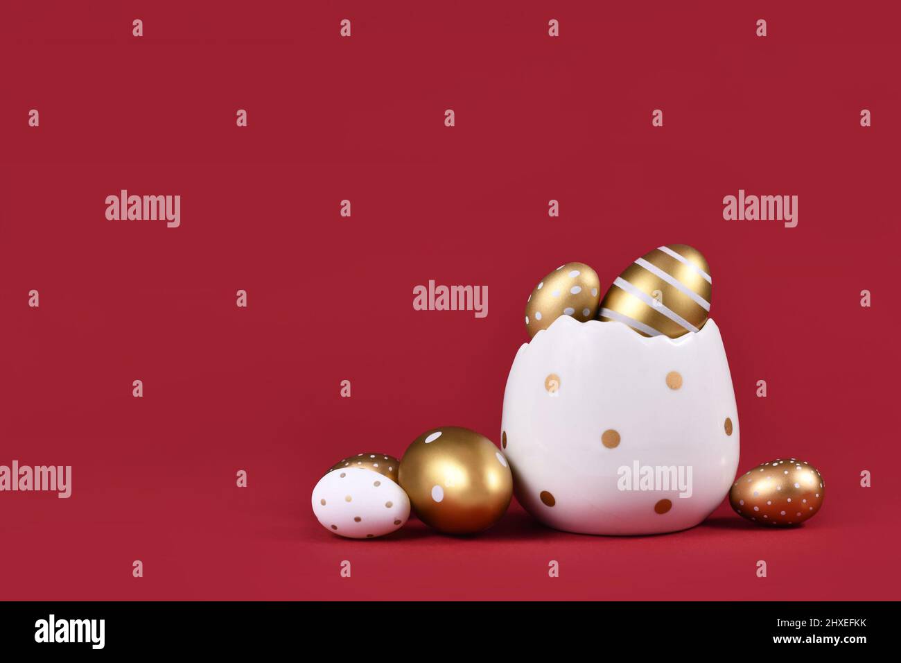 Goldene und weiße ostereier mit Streifen und Punkten auf dunkelrotem Hintergrund mit Kopierraum bemalt Stockfoto Goldene und weiße ostereier mit Streifen und Punkten auf dunkelrotem Hintergrund mit Kopierraum bemalt Stockfoto