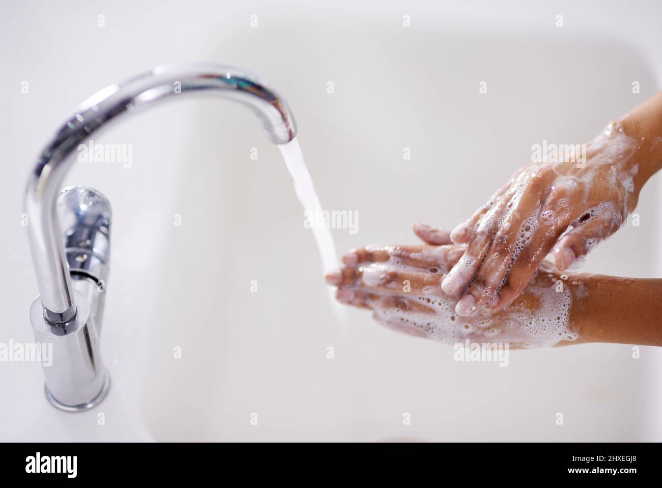 Den Krieg gegen Keime gewinnen. Kurzer Schuss einer Frau, die sich an einem Waschbecken die Hände wusch. Stockfoto