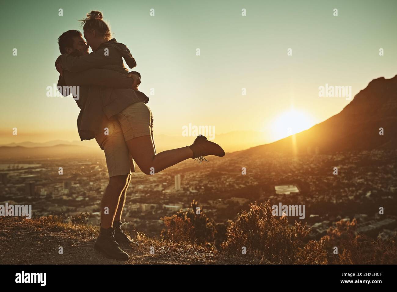 Theyre die Definition der Beziehungsziele. Eine kurze Aufnahme eines liebevollen Paares, das den Tag im Freien verbringt. Stockfoto