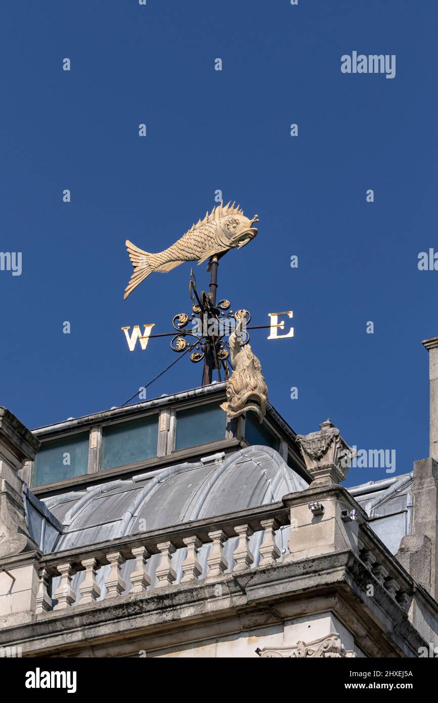 LONDON, Großbritannien - 08. MÄRZ 2022: Wettervane mit Fischsymbol auf dem Fischmarkt in Old Billingsgate Stockfoto