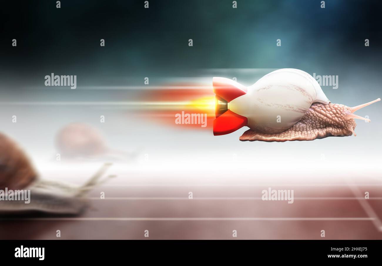 Schnell fliegende Schnecke in einer Raketenschale, die das Rennen gewann. Schneckenrennen mit verschwommenem Hintergrund. Stockfoto