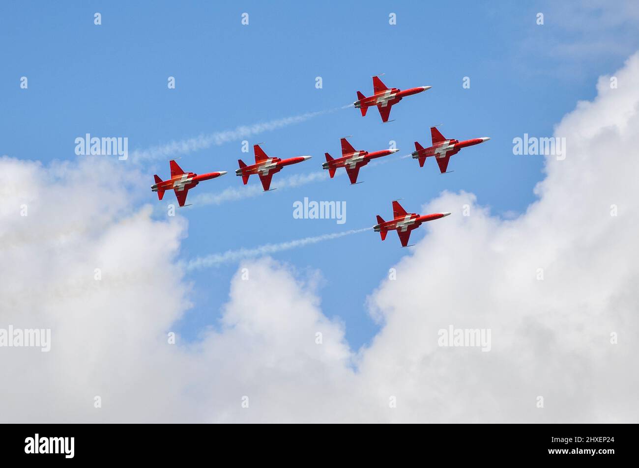 Patrouille Suisse, Schweizer Showteam-Kampfflugzeuge, die in Formation auf der Royal International Air Tattoo Airshow, RAF Fairford, Großbritannien, fliegen Stockfoto