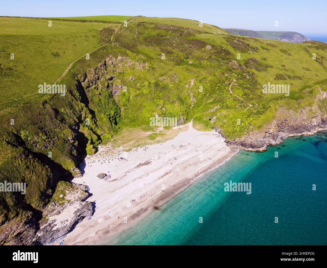 Luftaufnahme der atemberaubenden Küste und des Strandes von Lantic Bay. Kristallklares türkisfarbenes Meerwasser in Cornwall, England. Stockfoto