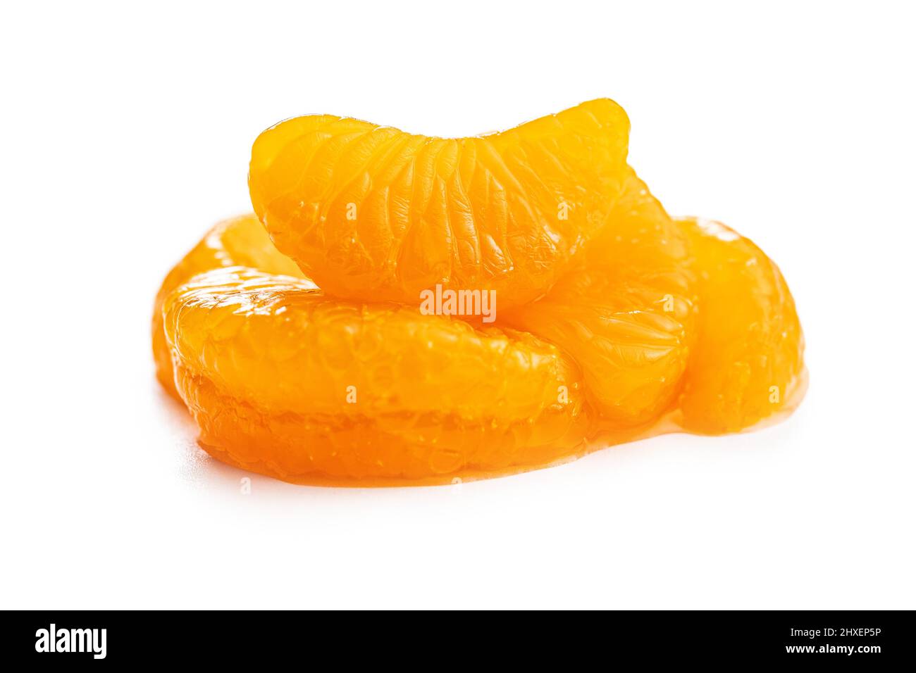 Mandarine aus der Dose. Eingelegte Mandarinenfrucht isoliert auf weißem Hintergrund. Stockfoto