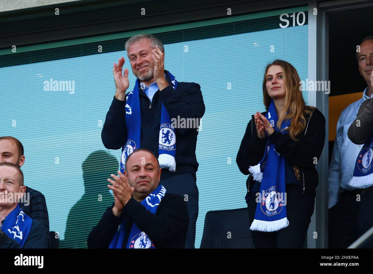 **DATEI PIC** der Besitzer von Chelsea, Roman Abramovich, hat sein Vermögen eingefroren, da Sanktionen gegen den russischen Milliardär verhängt wurden. ** Ein glücklicher Roman Abramovich (Chelsea-Besitzer) nach dem Spiel Chelsea gegen Sunderland in der Stamford Bridge, London, am 21. Mai 2017. Chelsea wurde offiziell zum zweiten Mal in drei Saisons zum EPL English Premier League Champions gekrönt, nach dem Spiel Chelsea gegen Sunderland in Stamford Bridge, London, am 21. Mai 2017. Stockfoto