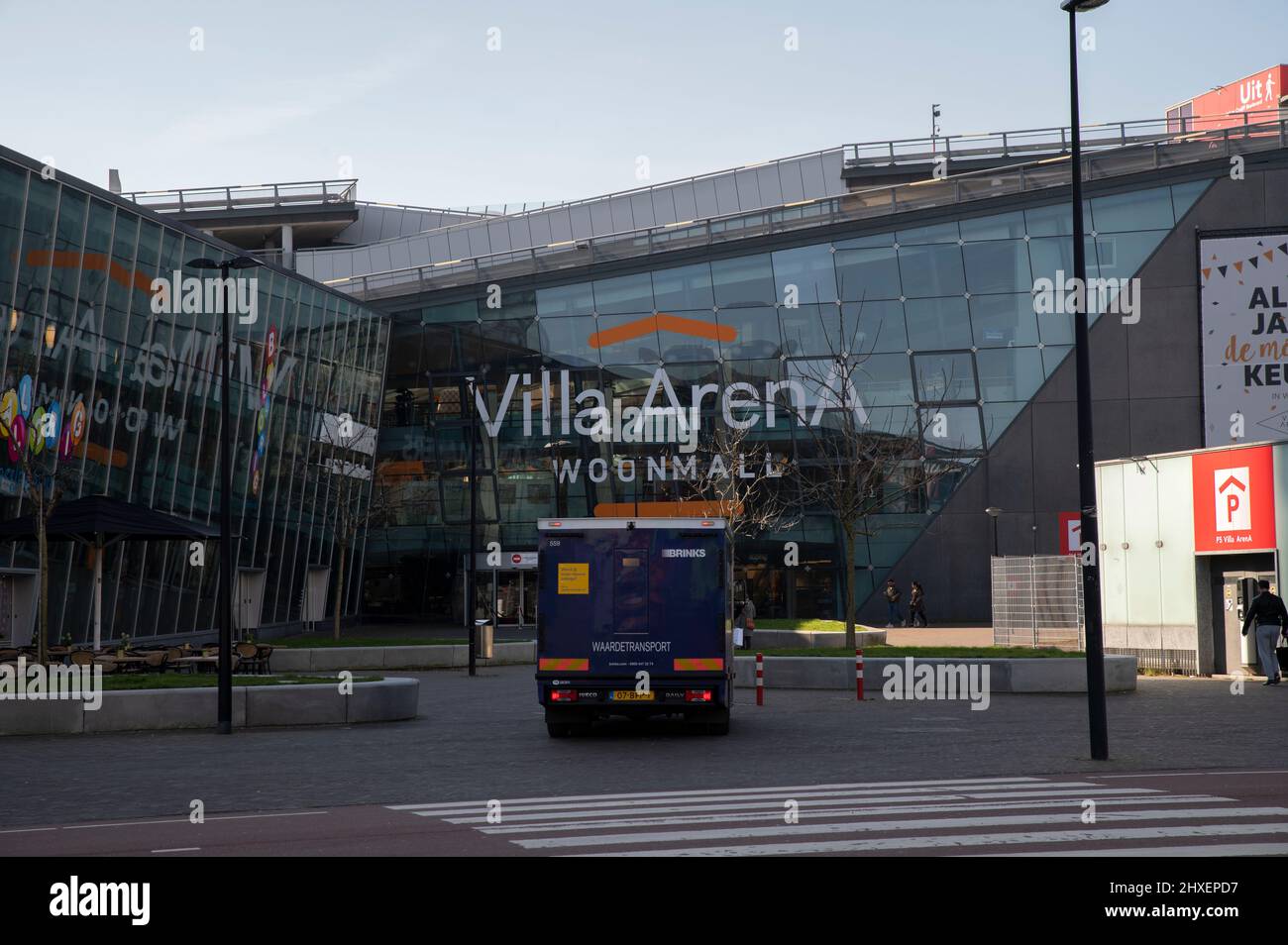 Brinks Company Truck In Der Villa Arena Shopping Mall In Amsterdam, Niederlande 11-3-2022 Stockfoto