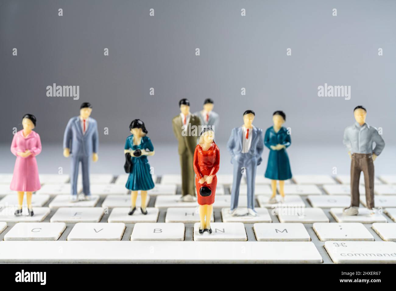 Einige Miniaturmodelle auf einer Computertastatur Stockfoto