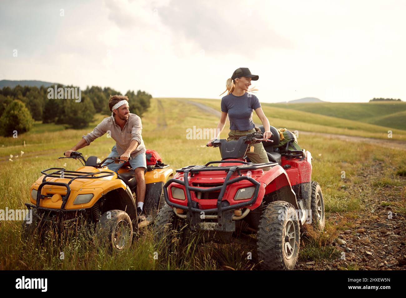 Menschen fahren auf roten Quad-Bike.Quad-Bikes auf den Bergen Stockfoto