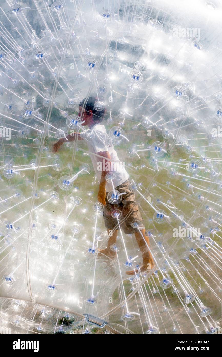 Kind hat Spaß in der zorbing Kugel Stockfoto