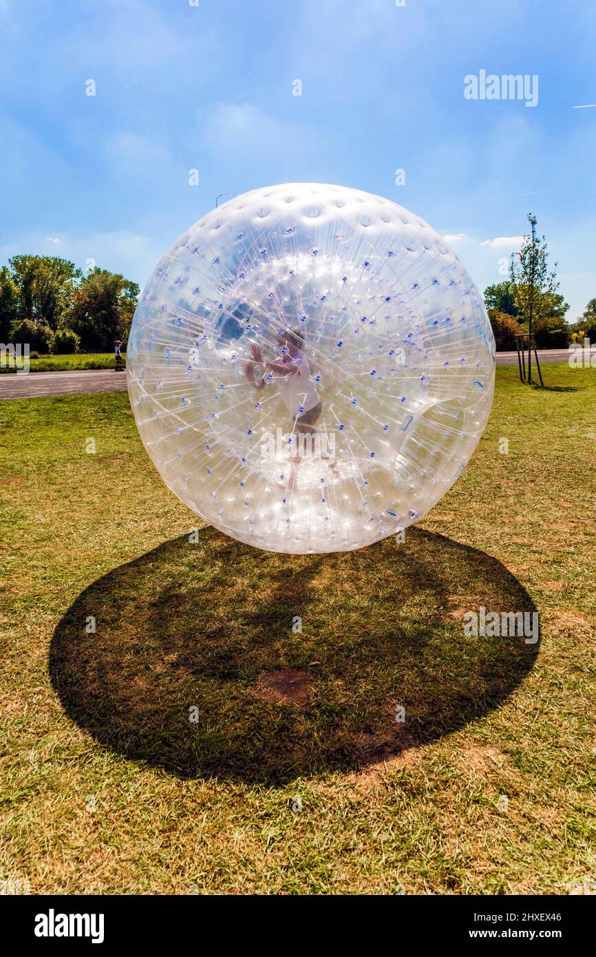 Junge hat Spaß in der zorbing Kugel Stockfoto