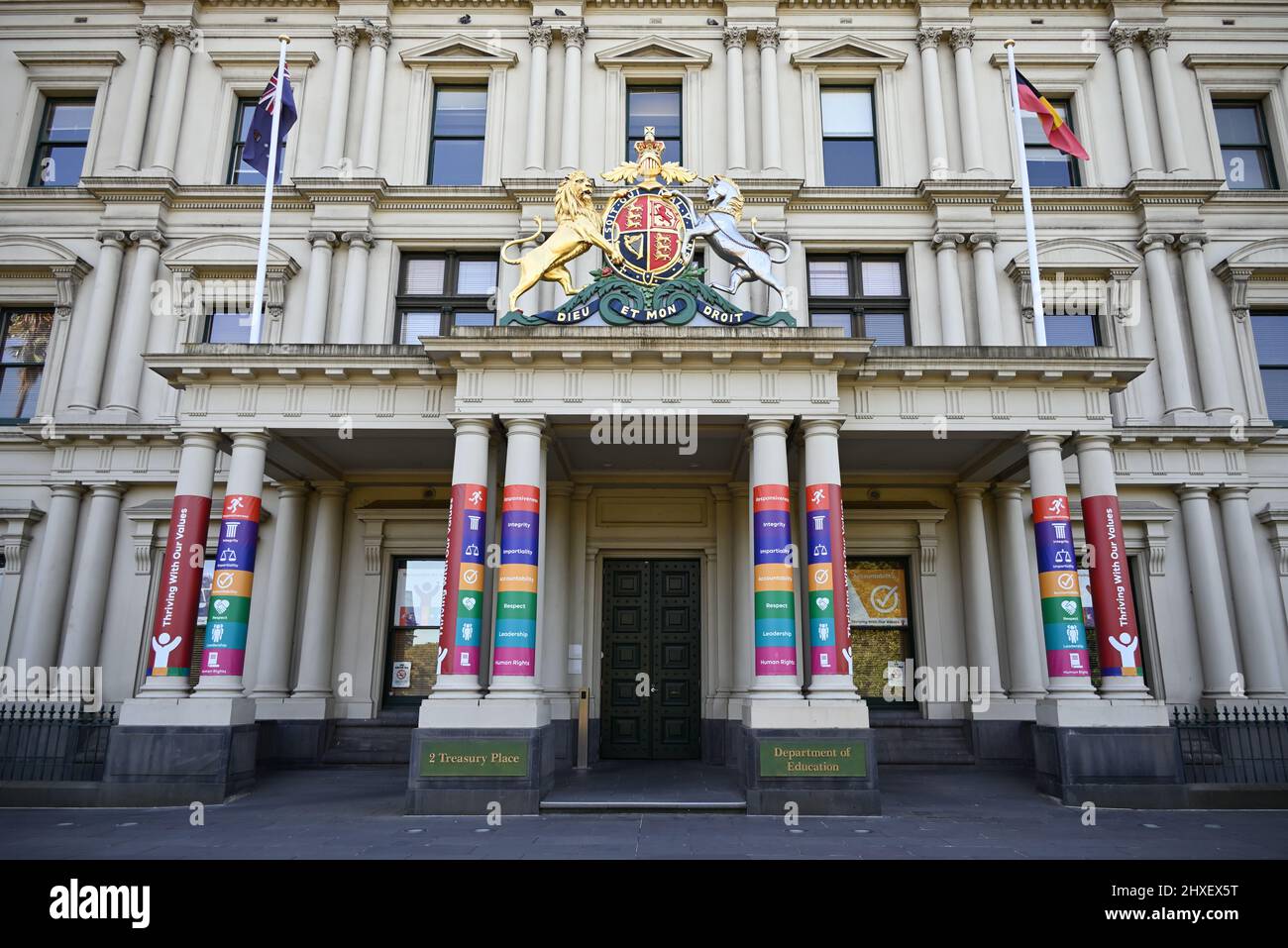 Eingang zum Gebäude des viktorianischen Bildungsministeriums bei 2 Treasury Pl., der Bereich ist mit Spruchbändern geschmückt, die die Werte des Departments hervorheben Stockfoto