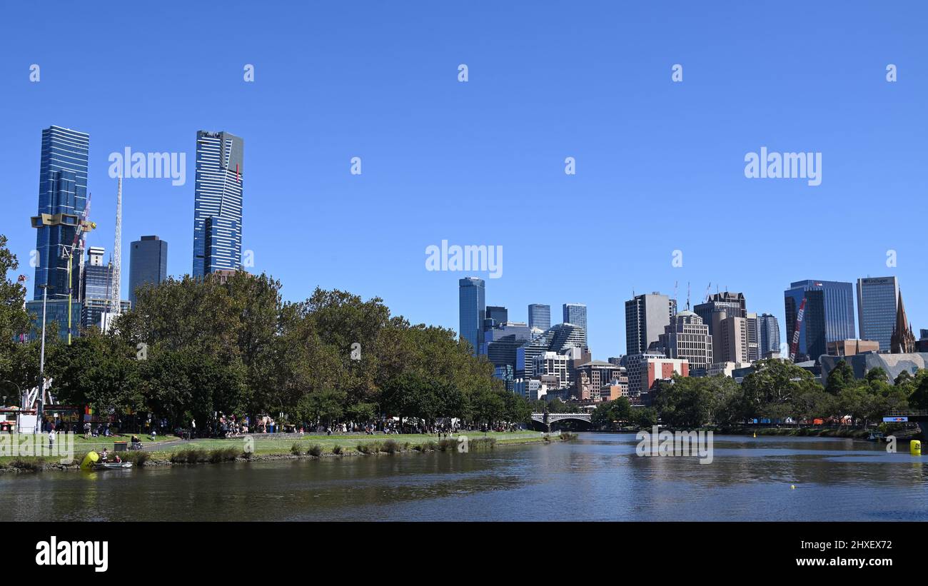 Das nördliche und südliche Ufer des Yarra River und die Skyline von Melbourne, von Birrarung Marr aus gesehen, östlich des CBD, während des Moomba Festivals Stockfoto