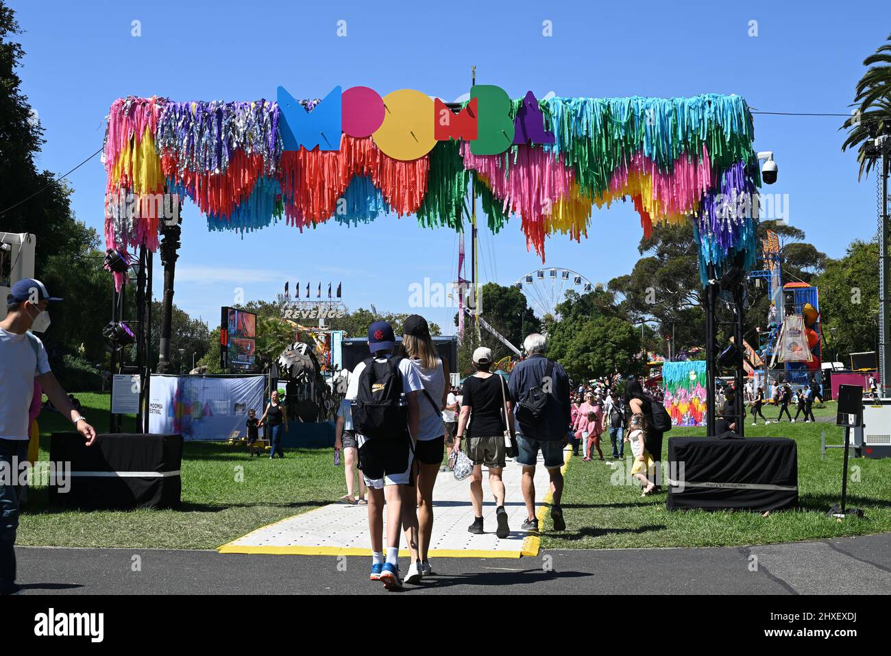 Eintrittspunkt zum Moomba Festival in der Nähe der St Kilda Rd, mit farbenfrohen Schildern, mit Massen von Menschen, die zu den vielen Attraktionen des Festivals aufbrechen Stockfoto