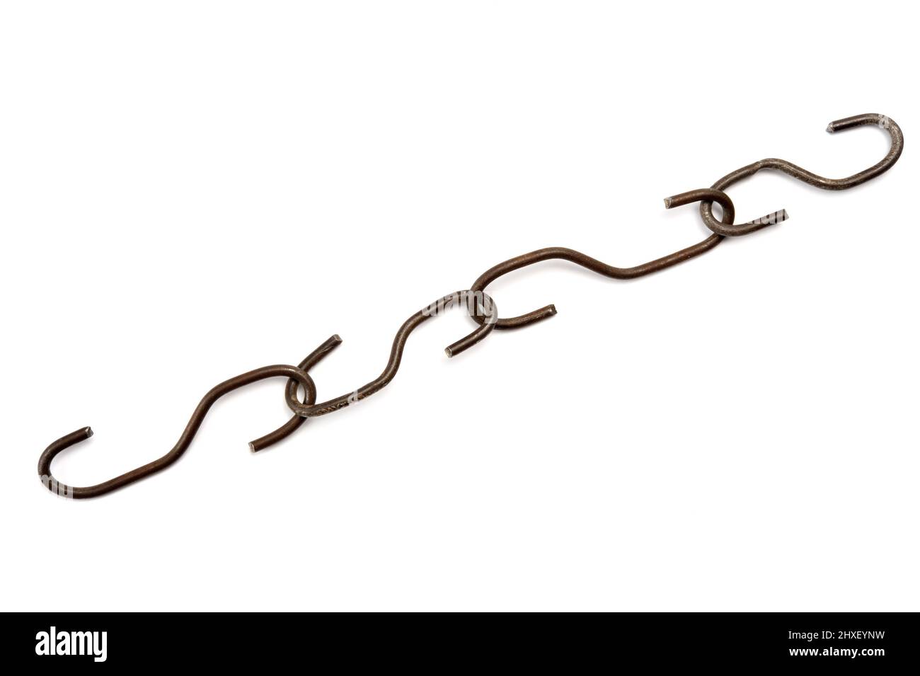 Alte S-förmige Metallhaken miteinander verbunden. Stockfoto