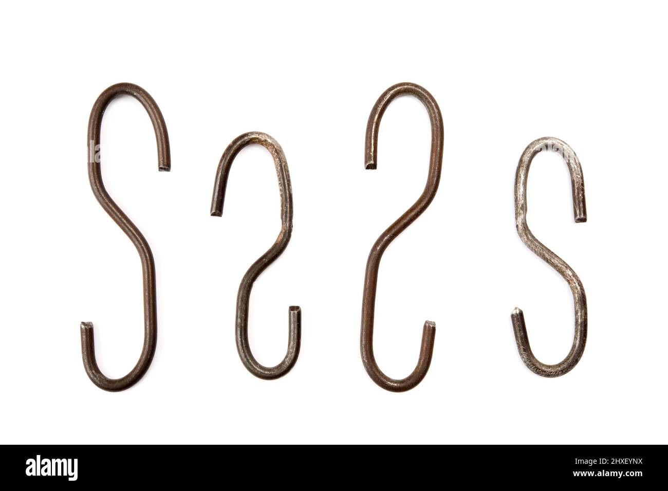 Gruppe von s-förmigen Metalldrähten auf weißem Hintergrund. Stockfoto