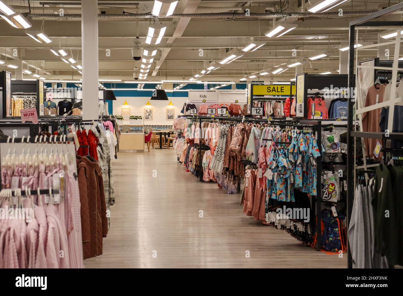 Bekleidungs-F&E-Bereich in Tesco, Broughton, Chester / North Wales Stockfoto