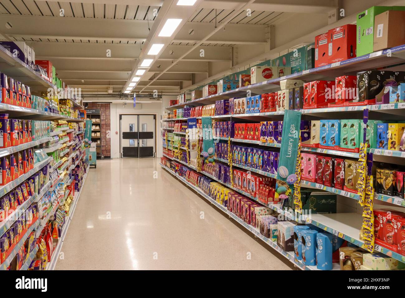 Osterinsel in Tesco, mit Schokoladeneiern Stockfoto