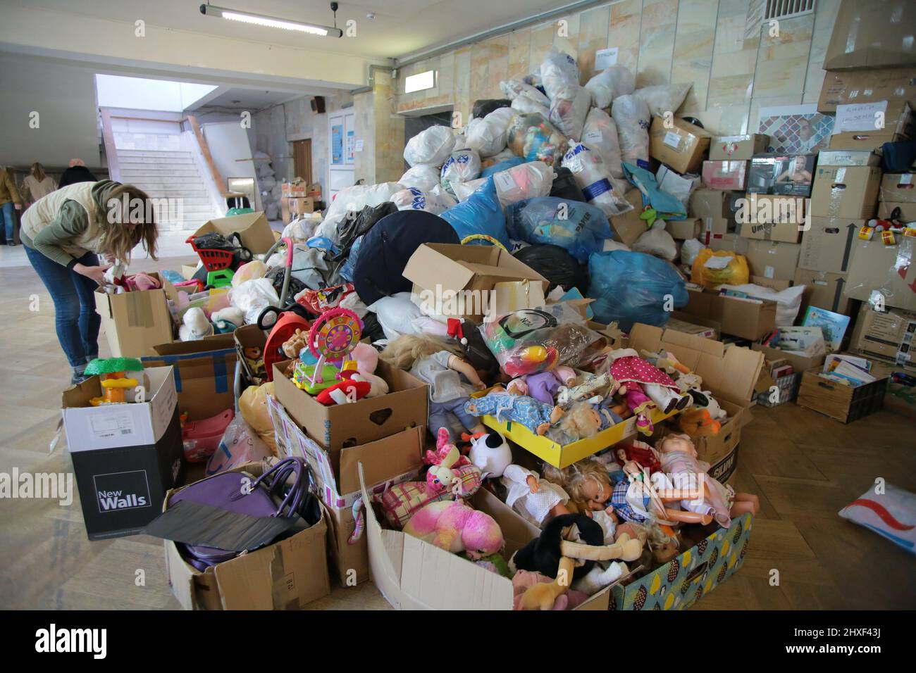 LVIV, UKRAINE - 11. MÄRZ 2022 - das Hauptquartier für humanitäre Hilfe, das Zivilpersonen und das Militär unterstützt, ist am 17 Stockfoto
