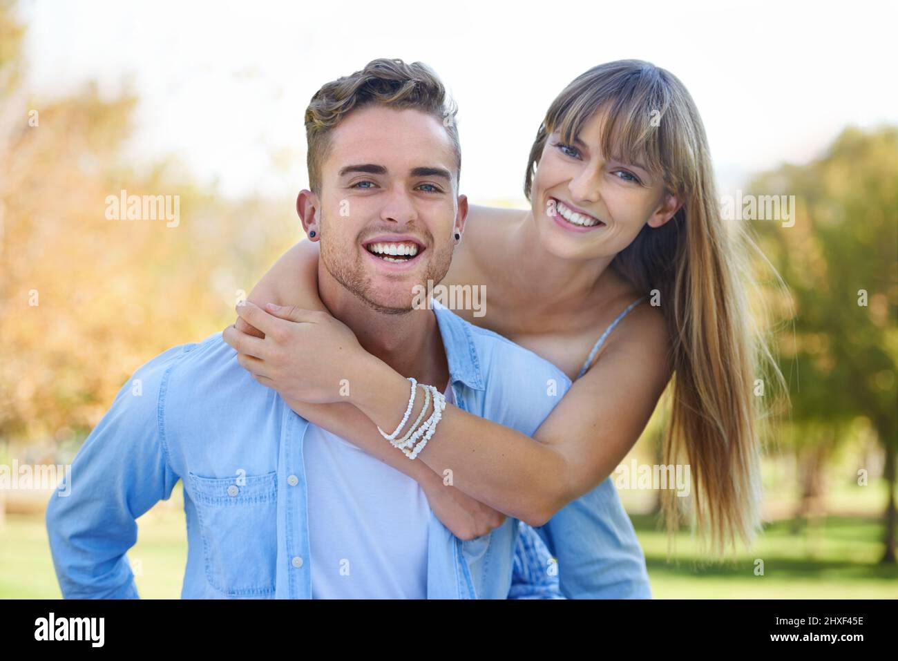 Von neuer Liebe begeistert. Aufnahme eines jungen Paares, das einen Tag zusammen in einem Park genießt. Stockfoto