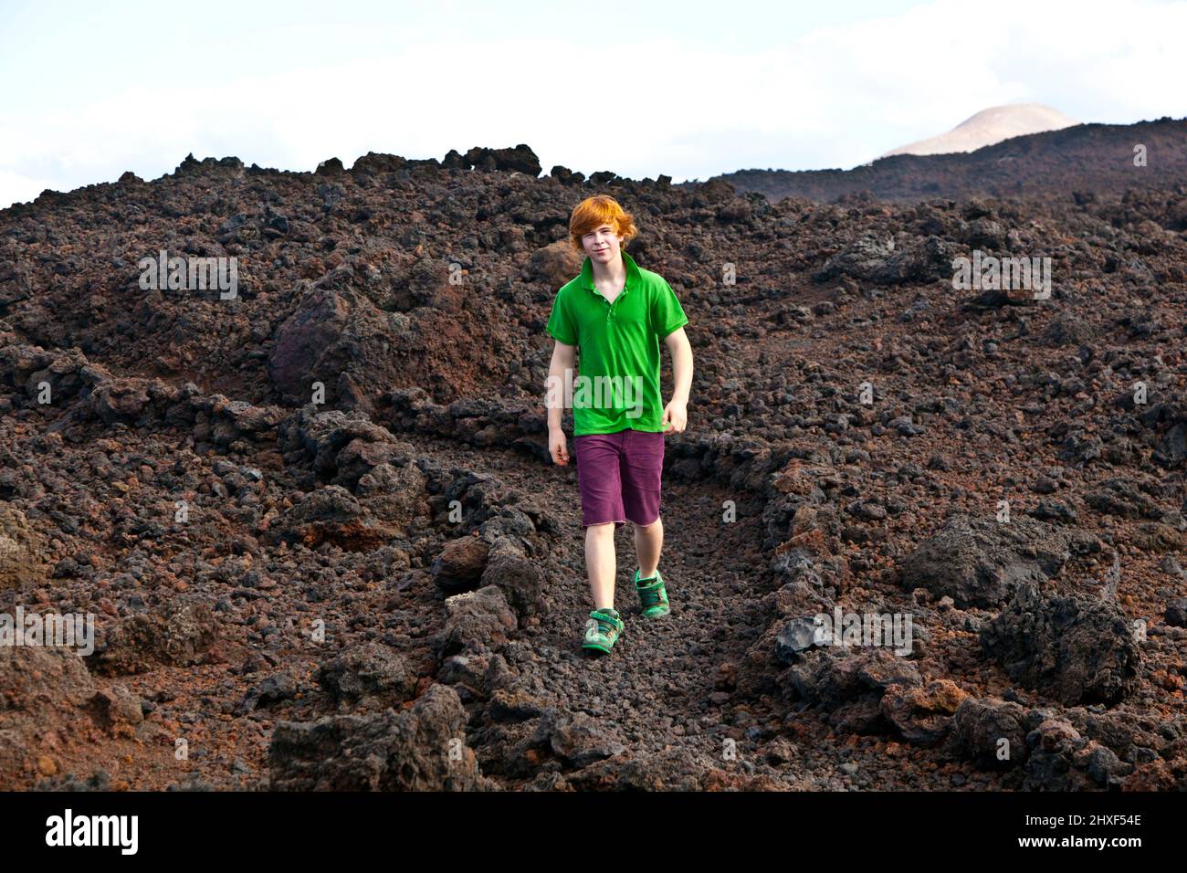 Junge Wandern auf vulkanischen Steinen in natürlichen Parc in Lanzarote Stockfoto