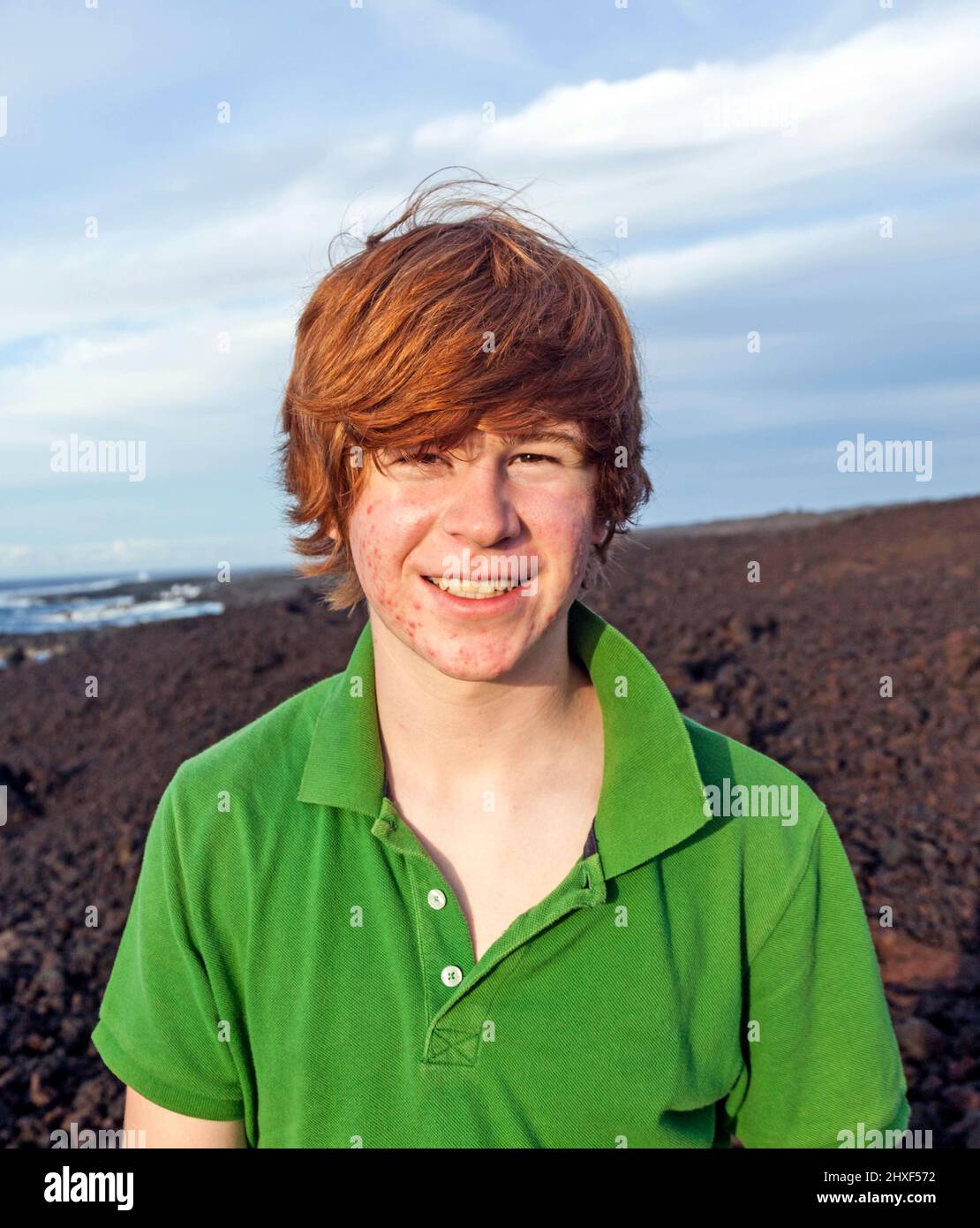 Junge Wandern auf vulkanischen Steinen in natürlichen Parc in Lanzarote Stockfoto