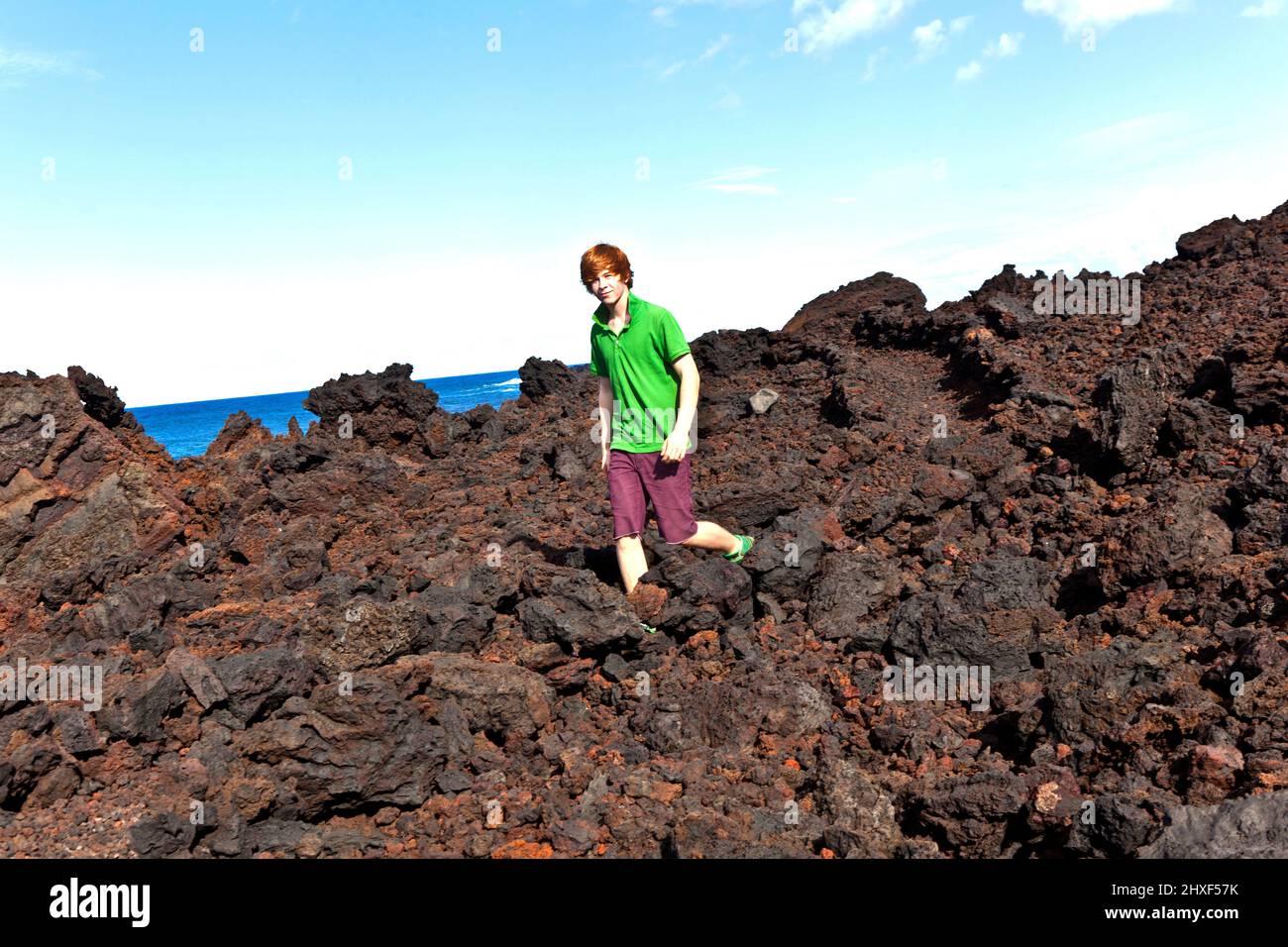 Junge Wandern auf vulkanischen Steinen in natürlichen Parc in Lanzarote Stockfoto