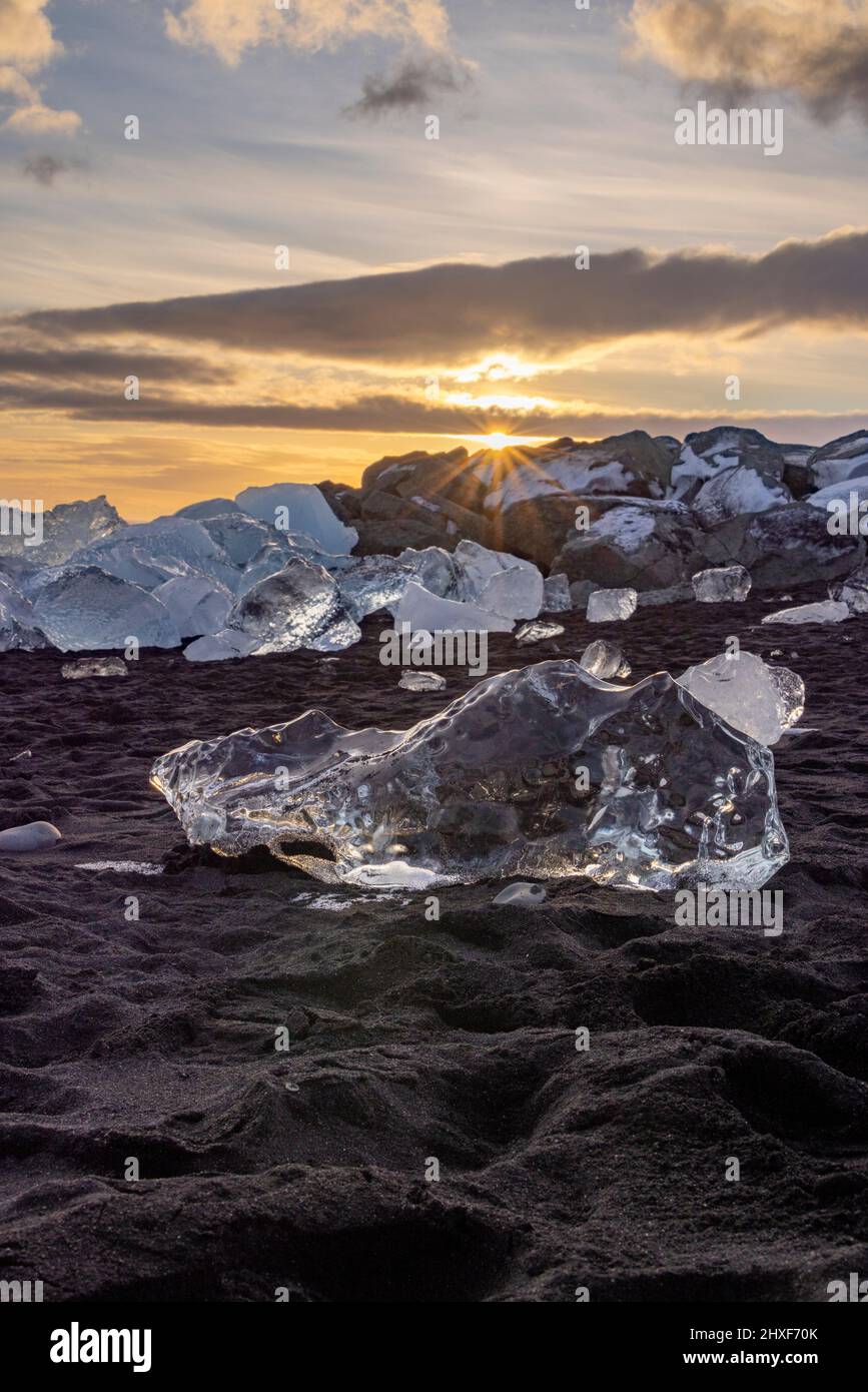 Sonne scheint durch das Eis am Diamond Beach, Breidamerkursandur, Südostisland Stockfoto