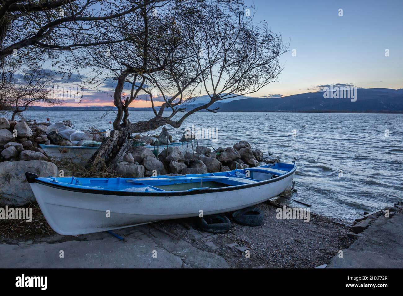 Gölyazı, das eine einzigartige Schönheit hat, in der Natur und Geschichte miteinander verflochten sind; es ist eine alte griechische Inselstadt, die auf dem Uluabat-See gebaut wurde. Stockfoto