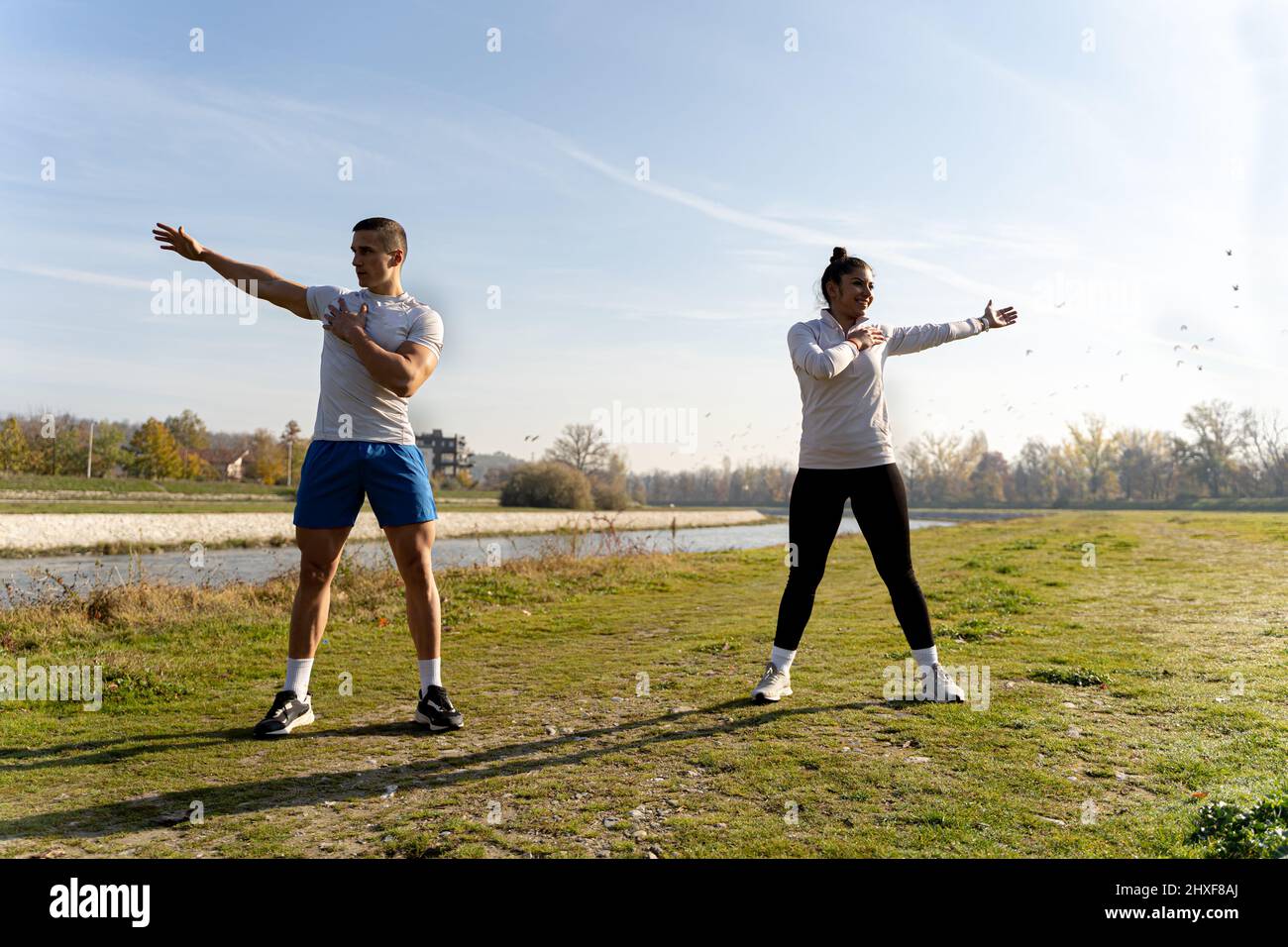 Zwei tolle und attraktive Fit-Freunde trainieren gemeinsam Stockfoto