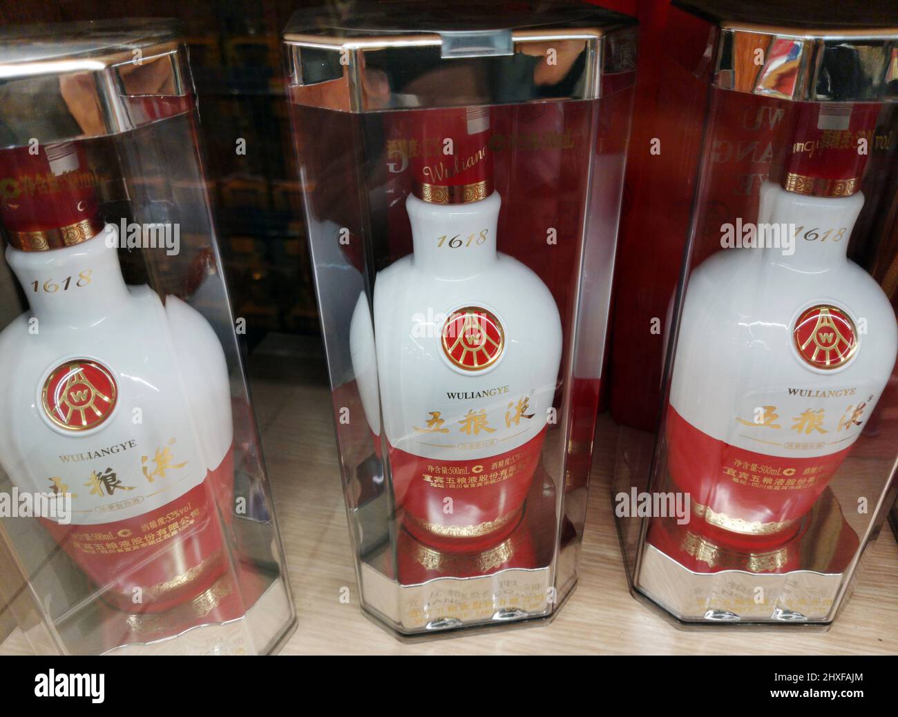 YICHANG, CHINA - 11. MÄRZ 2022 - Liquor wuliangye wird in einem Supermarkt in Yichang, Provinz Hubei, am 11. März 2022 gesehen. Stockfoto