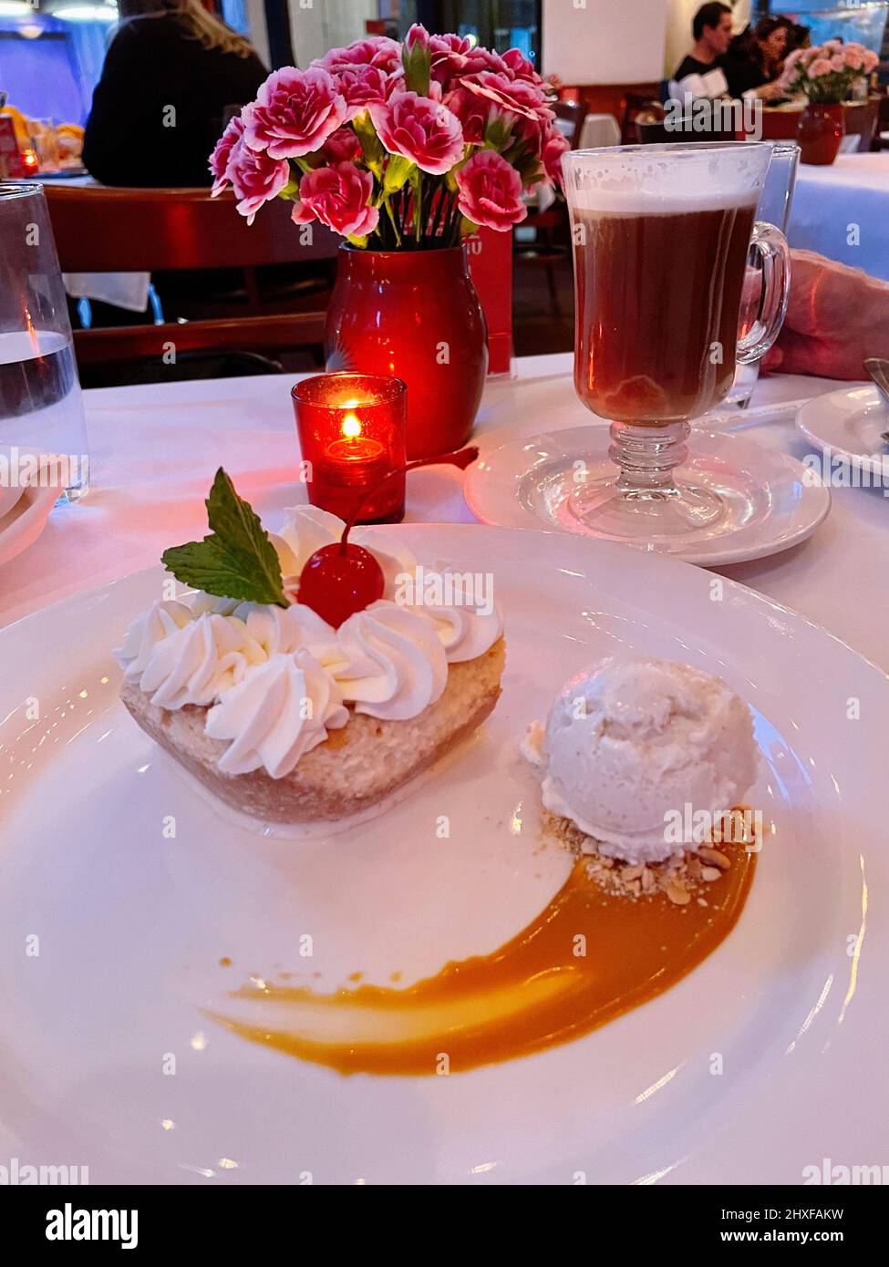 Festliches Dessert aus Tres leches-Kuchen und mexikanischem Kaffee, serviert in einem gehobenen mexikanischen Restaurant, NYC, USA, 2022 Stockfoto