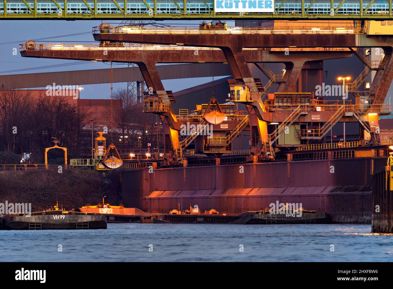 Hafenkrane entladen, Südhafen Walsum der thyssenkrupp Steel Europe AG am Rhein Stockfoto