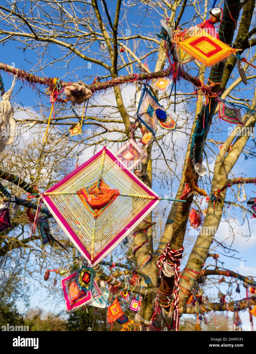 Wunschbaum mit bunten Angeboten auf Clifton Down in Bristol, Großbritannien Stockfoto