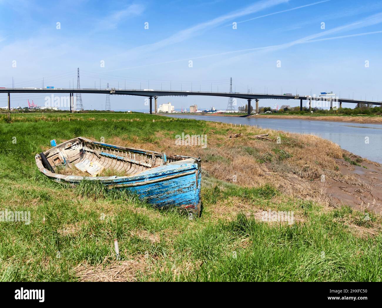 Verderbtes Boot auf Pille-Sümpfen unterhalb der Avonmouth-Brücke über den Fluss Avon in Somerset UK Stockfoto