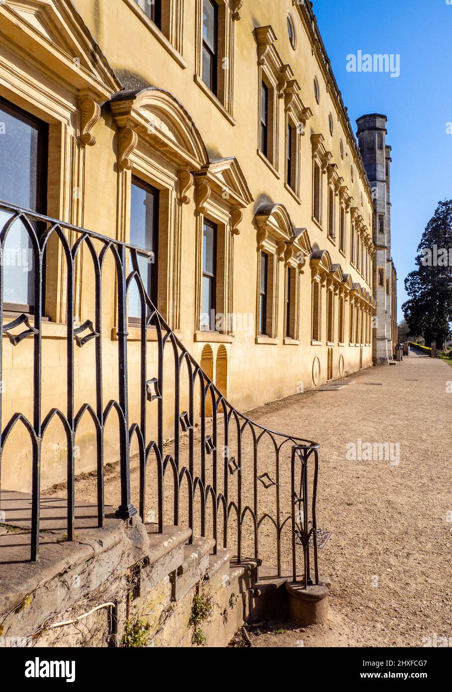 Die Südfassade des Herrenhauses von Ashton Court mit seinem Tudor-Torhaus - ehemaliger Sitz der Familie Smyth in der Nähe von Bristol, Großbritannien Stockfoto