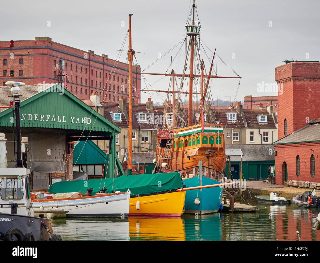 Underfall Yard am schwimmenden Hafen von Bristol mit dem Matthew-Nachbau-Tudor-Schiff im Trockendock für Reparaturen - Bristol UK Stockfoto
