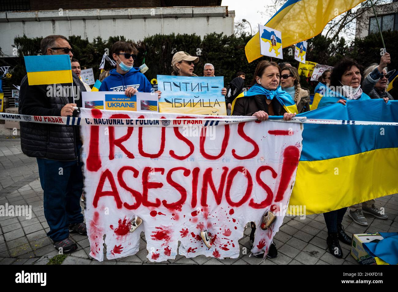 Madrid, Spanien. 12. März 2022. Ukrainer und Russen, die in Madrid leben, werden vor der russischen Botschaft gegen die russische Invasion in der Ukraine protestieren, die das Ende des Krieges fordert. Quelle: Marcos del Mazo/Alamy Live News Stockfoto