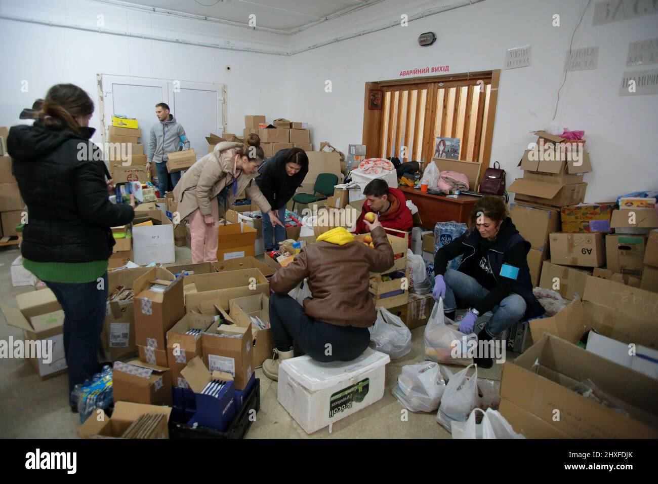 Non Exclusive: LVIV, UKRAINE - MARCH 11, 2022 - The humanitarian aid HQ that provides assistance to civilians and the military operates in the Palace Stockfoto