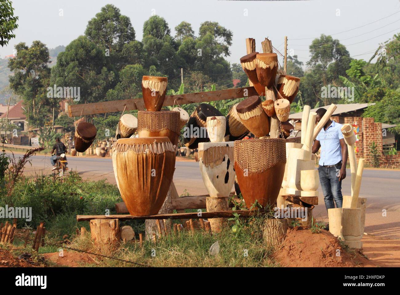 Mpigi. 10. März 2022. Das Foto vom 10. März 2022 zeigt einen Trommelstand im Dorf Mpambire im Bezirk Mpigi, Uganda. Mpambire, ein Dorf im zentralen ugandischen Bezirk Mpigi, ist als Geburtsort der Trommeln im Land bekannt. Das Dorf ist übersät mit provisorischen Werkstätten, in denen die Trommeln aus Baumstämmen und Tierfellen hergestellt werden.ZUM THEMA "Feature: Jahrhundertealte Tradition der Trommelherstellung in Uganda im Kampf gegen die Moderne" Quelle: Zhang Gaiping/Xinhua/Alamy Live News Stockfoto