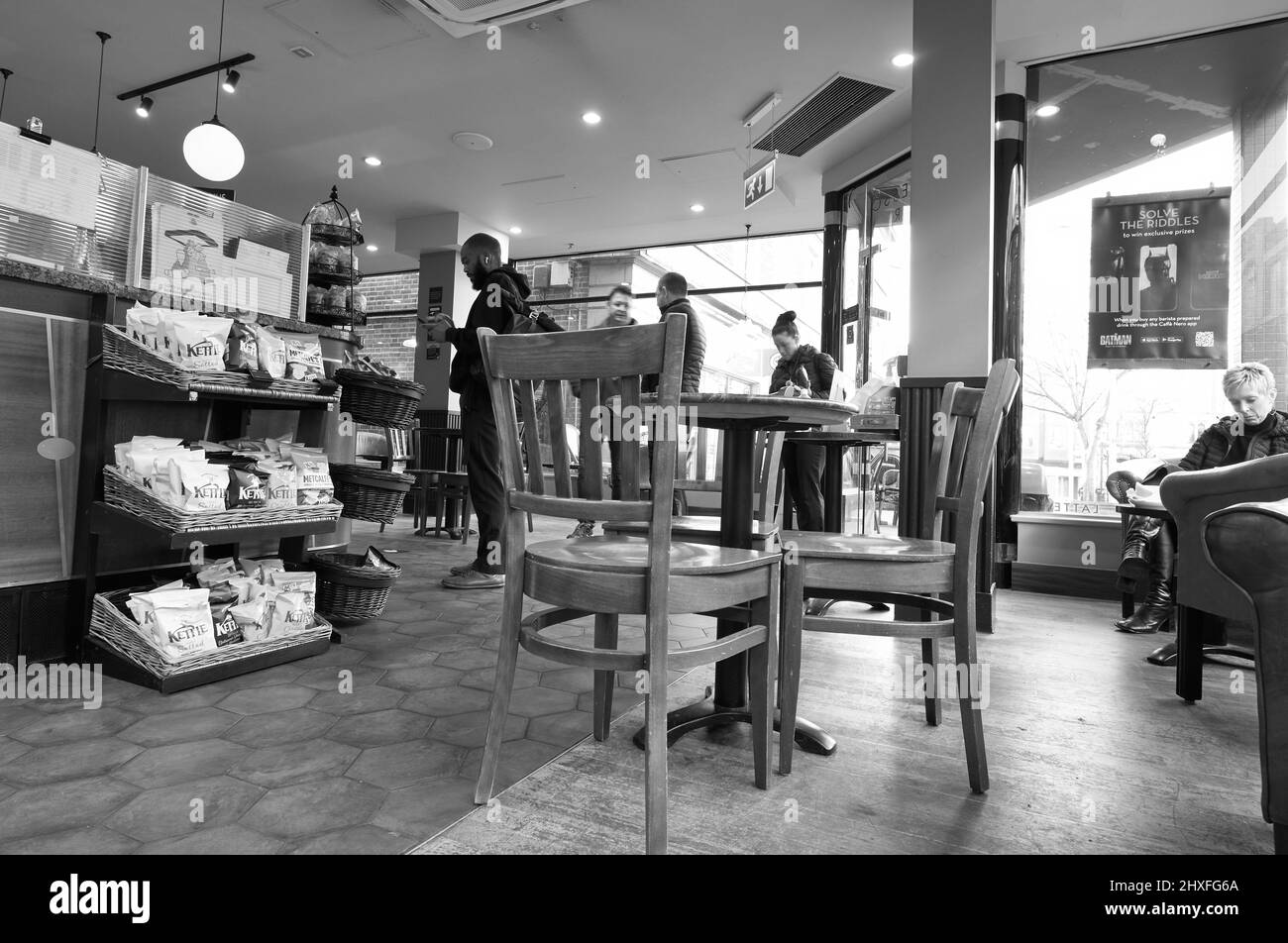 Das Innere eines Kaffeehauses in der Hauptstraße Stockfoto