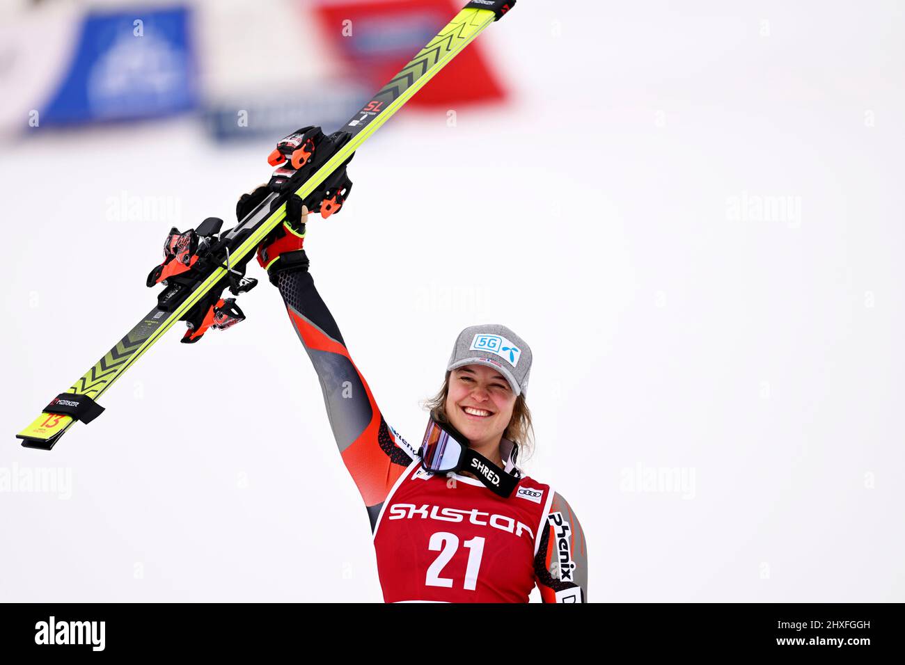 JAHR 20220312 Mina Fuerst Holtmann, Norwegen, auf dem Podium nach dem zweiten Lauf des Damen-Slaloms während der Alpenweltmeisterschaft in Åre am Samstag. Foto: Pontus Lundahl / TT / Code 10050 Stockfoto