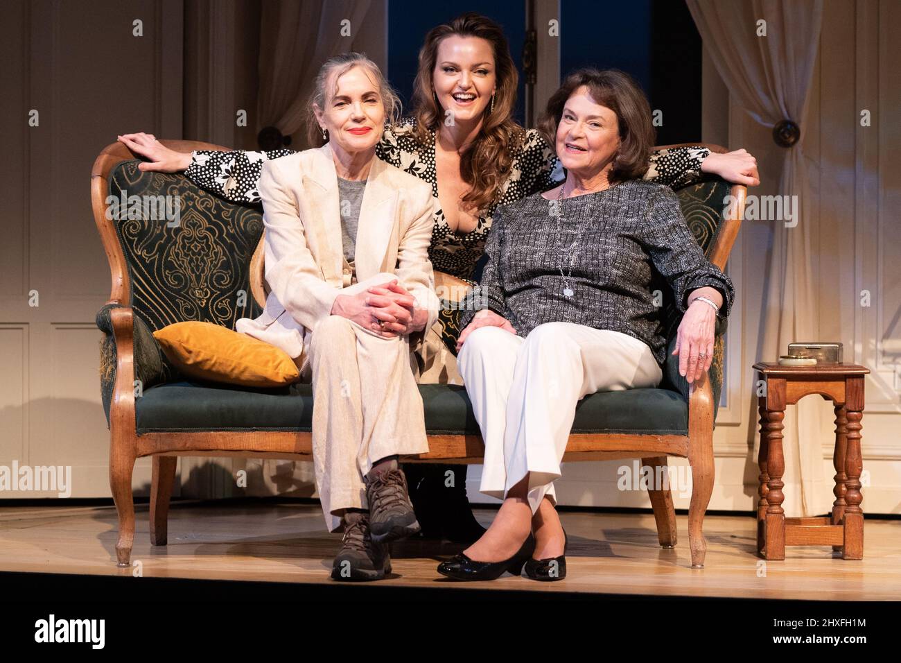 Schauspielerin Elizabeth McGovern (links), Ava Thompson, großartige Nichte der Schauspielerin Ava Gardner (rechts) und ihrer Tochter Ava Melissa Silver (Mitte) am Set des neuen Stücks AVA: The Secret Conversations in den Riverside Studios im Westen Londons. Bilddatum: Samstag, 12. März 2022. Stockfoto