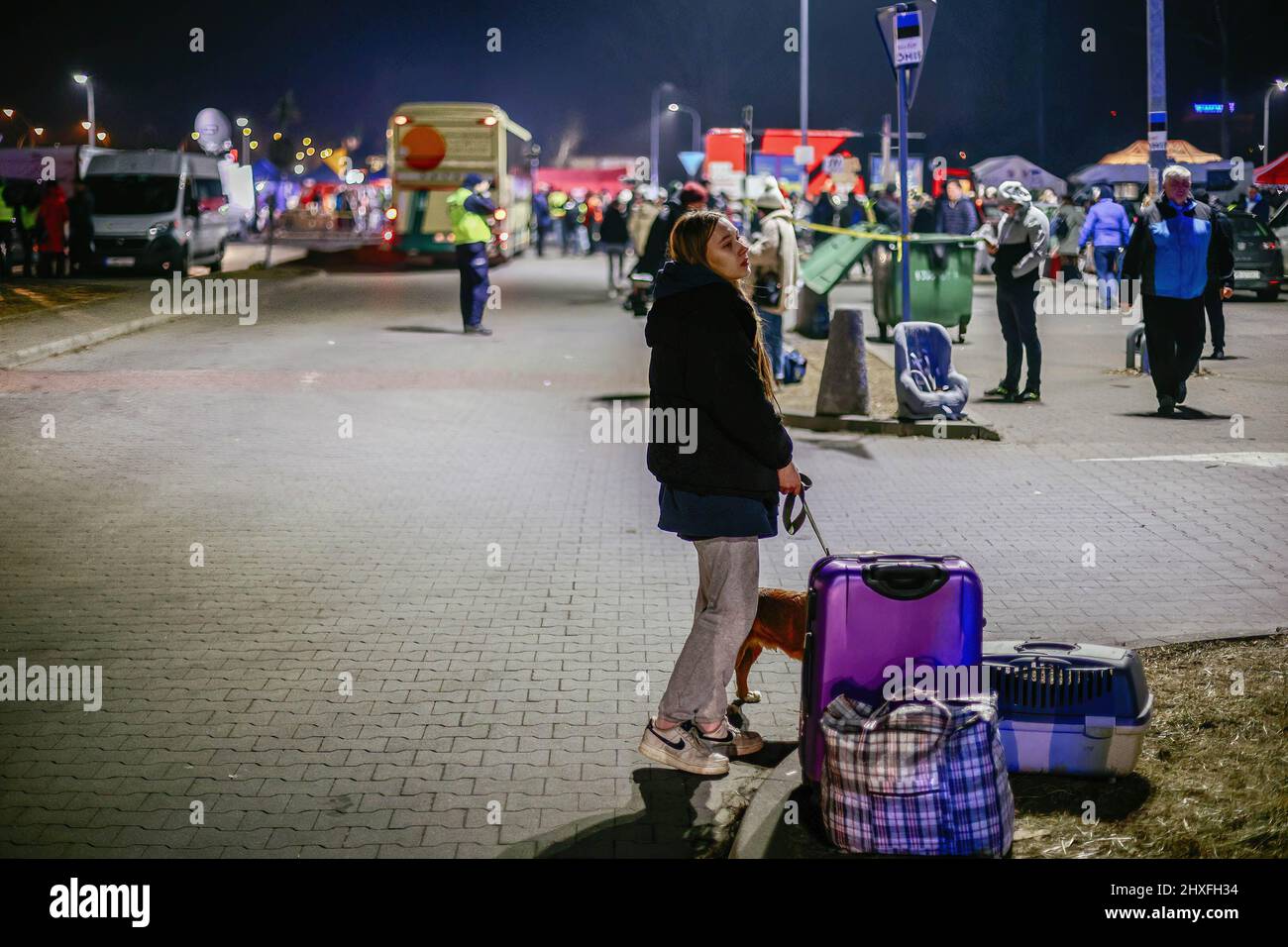 Auf dem Parkplatz des Hilfszentrums ist ein Flüchtling zu sehen. Ein ehemaliges Einkaufszentrum in Przemysl - von Freiwilligen in eines der größten Flüchtlingshilfezentren der Region verwandelt. Seit Beginn der russischen Invasion in der Ukraine sind über 1,4 Millionen Menschen nach Polen geflohen, um dem Krieg zu entkommen. Ukrainische Flüchtlinge werden mit komplexer Unterstützung sowohl von Wohltätigkeitsorganisationen als auch von einfachen Polen begrüßt, aber viele humanitäre Experten weisen darauf hin, dass bei einem so großen Zustrom von Menschen und nicht ausreichender Unterstützung durch die polnische Regierung innerhalb weniger Wochen eine Krise eintreten könnte. Stockfoto