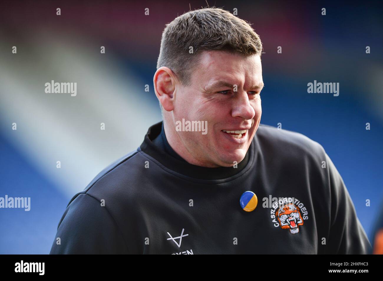 Huddersfield, England - 12.. März 2022 - Trainer Lee Radford von Castleford Tigers vor dem Anpfiff. Rugby League Betfred Super League Round 5 Huddersfield Giants vs Castleford Tigers at John Smith's Stadium, Huddersfield, UK Dean Williams Credit: Dean Williams/Alamy Live News Stockfoto