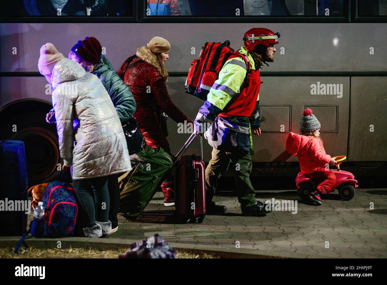 3. März 2022, Przemysl, Polen: Ein Arzt hat gesehen, wie er Flüchtlingen beim Tragen ihres Gepäcks half. Ein ehemaliges Einkaufszentrum in Przemysl - von Freiwilligen in eines der größten Flüchtlingshilfezentren der Region verwandelt. Seit Beginn der russischen Invasion in der Ukraine sind über 1,4 Millionen Menschen nach Polen geflohen, um dem Krieg zu entkommen. Ukrainische Flüchtlinge werden mit komplexer Unterstützung sowohl von Wohltätigkeitsorganisationen als auch von einfachen Polen begrüßt, aber viele humanitäre Experten deuten darauf hin, dass bei einem so großen Zustrom von Menschen und nicht ausreichender Unterstützung durch die polnische Regierung eine Krise innerhalb des Landes eintreten könnte Stockfoto