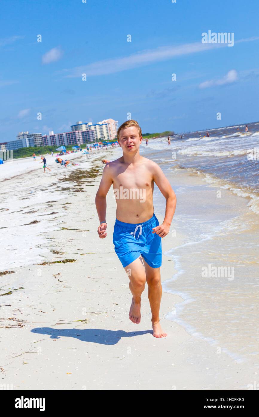 Portrait von Stattlichen lächelnde junge Wandern am Strand Stockfoto