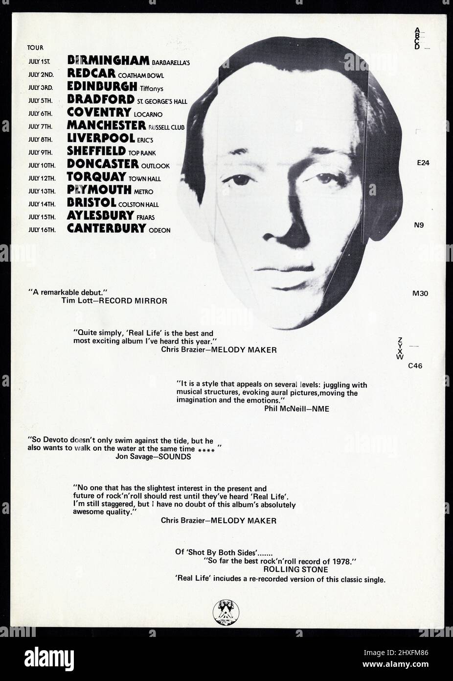 Das erste Album des Magazins Real Life auf Virgin Records enthielt eine Neuaufnahme ihrer klassischen Single Shot By Both Sides. Dieser Werbeflyer aus dem Jahr A4 hatte auf der einen Seite eine Anzeige für das Post-Punk-Album sowie Details ihrer großen UK-Tour vom 1978. Juli auf der anderen Seite und Zitate über das Album. Howard Devoto. Stockfoto