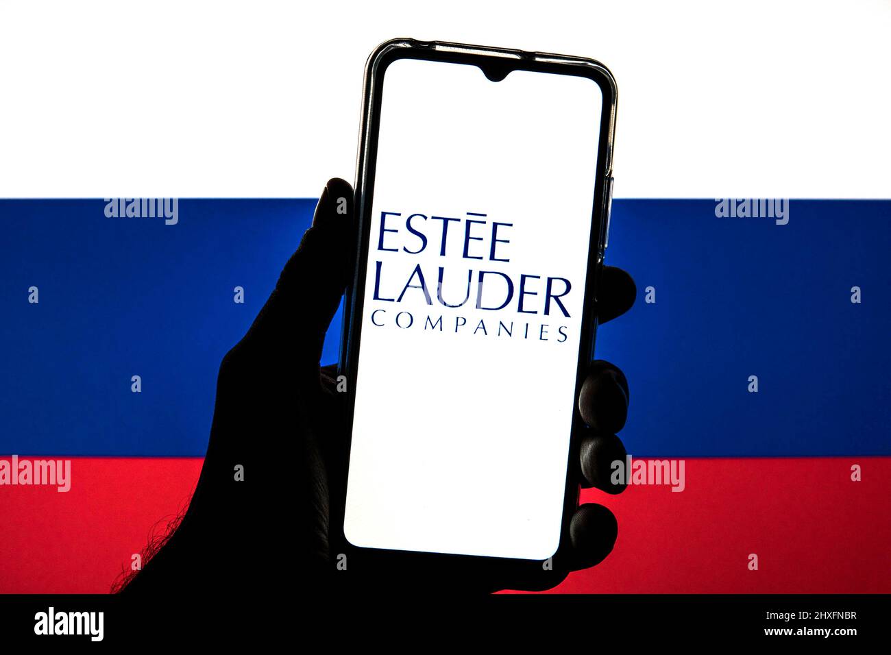 Barcelona, Katalonien. 11. März 2022. In dieser Abbildung ist ein Logo von Estee Lauder Companies Inc. Zu sehen, das auf einem Smartphone mit einer Flagge der Russischen Föderation im Hintergrund zu sehen ist. (Bild: © Thiago Prudencio/DAX via ZUMA Press Wire) Stockfoto