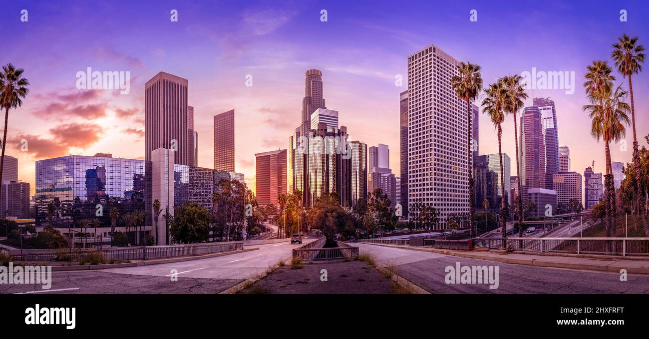 Panoramablick auf die Skyline von Los angeles bei Sonnenaufgang, kalifornien Stockfoto