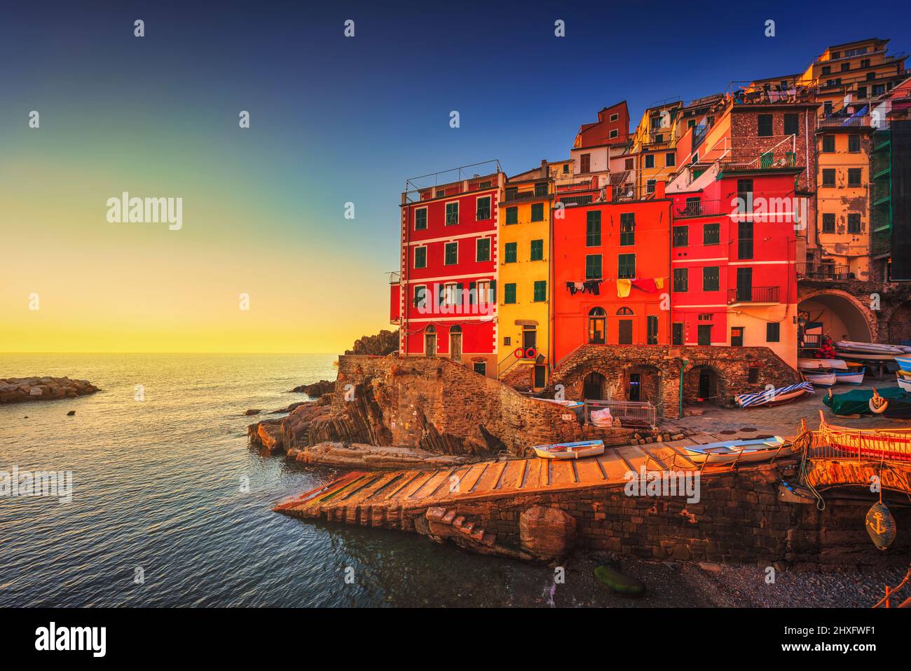 Riomaggiore Stadt, Kap und Meer bei Sonnenuntergang. Seascape im Nationalpark Cinque Terre, Ligurien, Italien, Europa. Langzeitaufnahmen Stockfoto